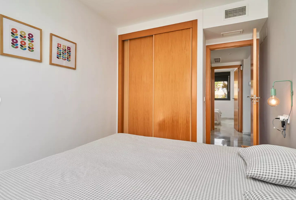 Apartamento de 2 dormitorios bellamente amueblado y renovado con impresionantes vistas sobre Nerja y el mar.
