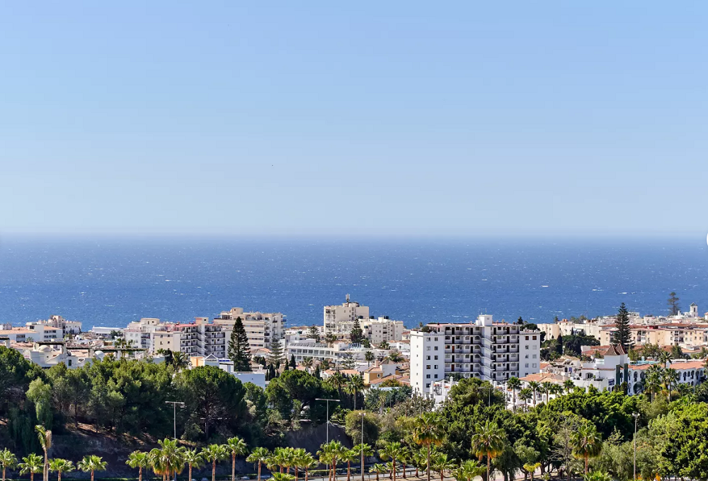 Apartamento de 2 dormitorios bellamente amueblado y renovado con impresionantes vistas sobre Nerja y el mar.