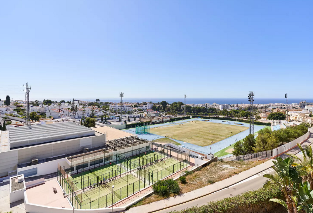 Appartamento ristrutturato con 2 camere da letto splendidamente arredato con vista mozzafiato su Nerja e sul mare.