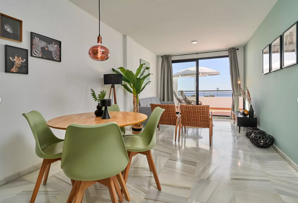 Prachtig ingericht gerenoveerd appartement met 2 slaapkamers en prachtig uitzicht over Nerja en de zee.