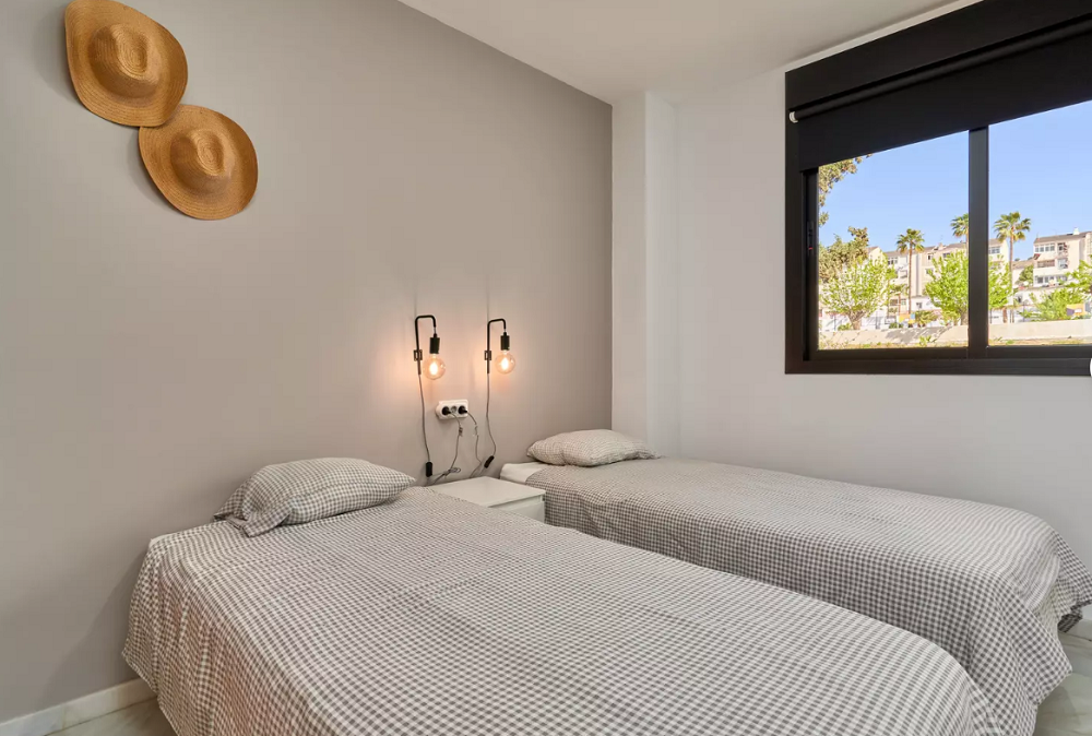 Vackert inredd renoverad lägenhet med 2 sovrum med fantastisk utsikt över Nerja och havet.