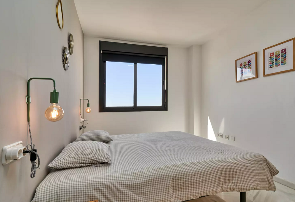 Vackert inredd renoverad lägenhet med 2 sovrum med fantastisk utsikt över Nerja och havet.