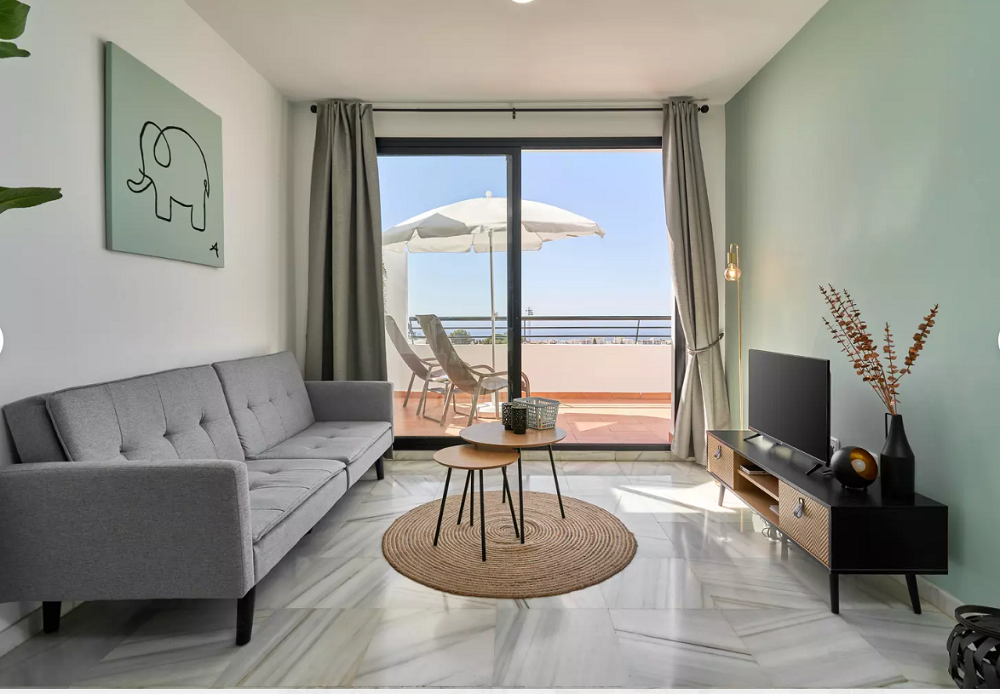 Wunderschön eingerichtete, renovierte 2-Zimmer-Wohnung mit herrlichem Blick über Nerja und das Meer.