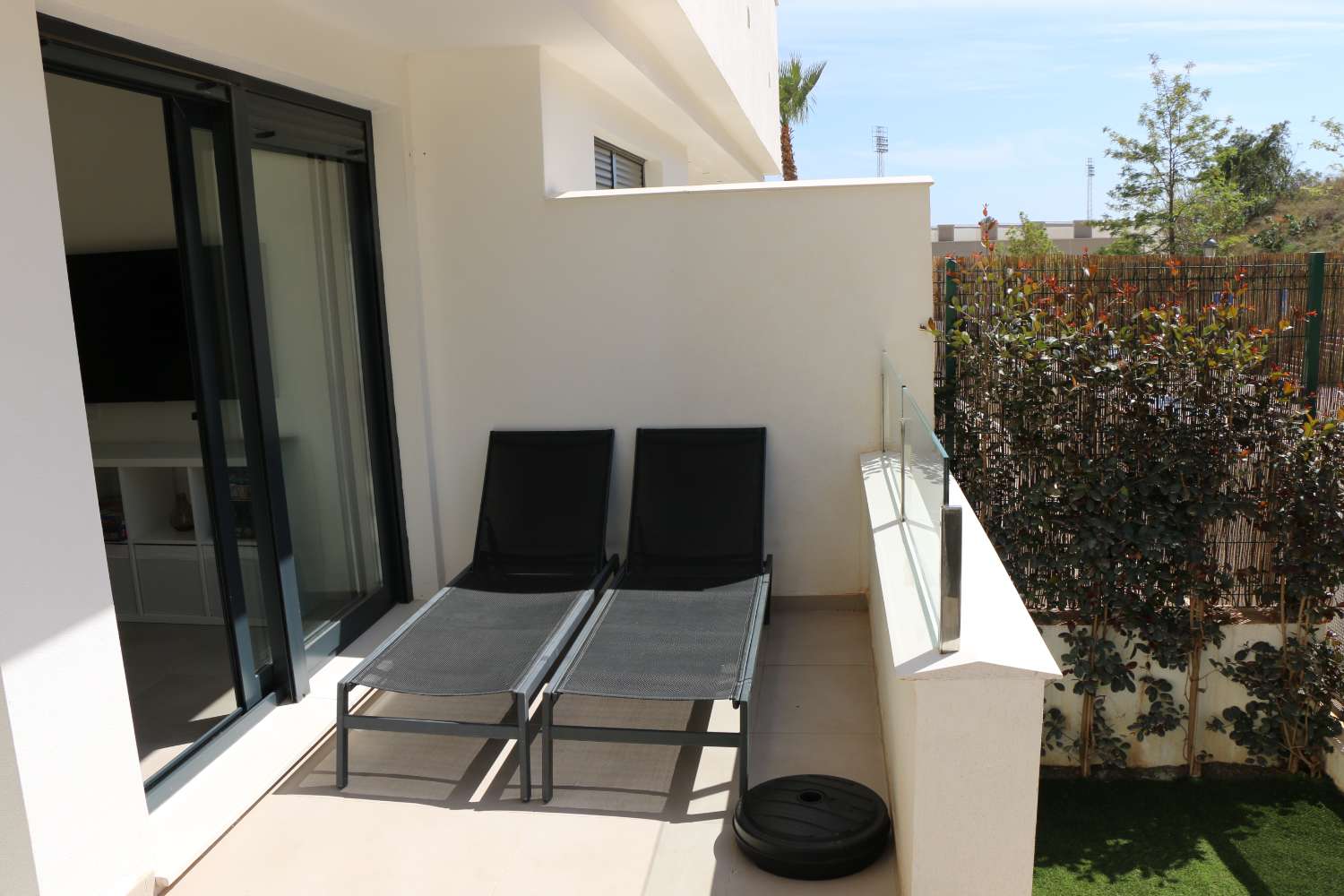 Nieuw luxe afgewerkt appartement in kleinschalig complex voor een heerlijke strand vakantie in Nerja, Zuid Spanje.