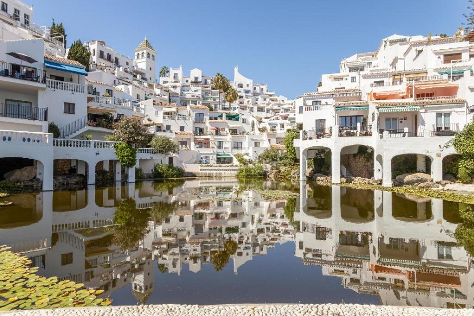 Apartamento muy bien amueblado con hermosas vistas al mar.