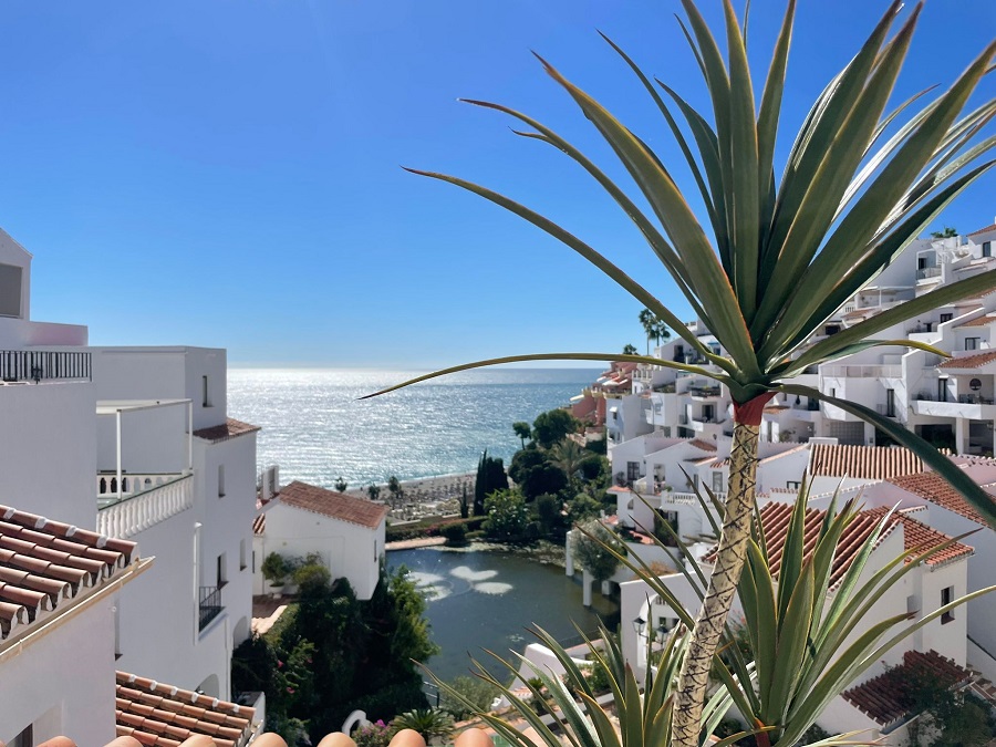 Apartamento muy bien amueblado con hermosas vistas al mar.