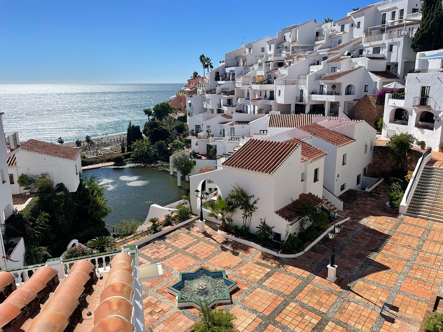 Appartement joliment meublé avec de belles vues sur la mer.