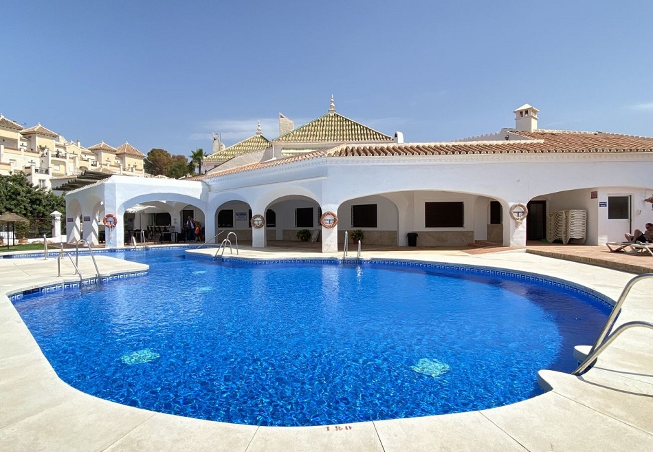 Appartement joliment meublé avec de belles vues sur la mer.