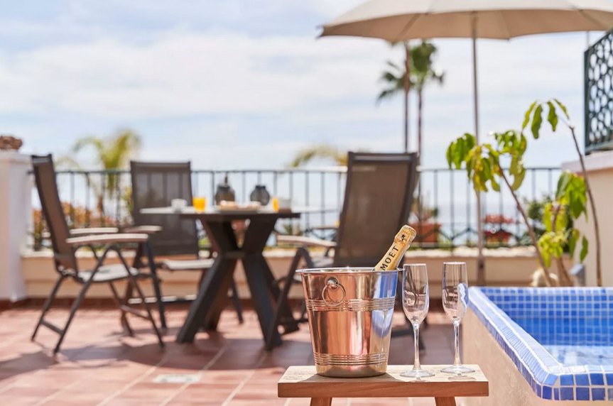 Appartement de luxe avec vue sur la mer avec grande terrasse directement sur la célèbre plage de Burriana de Nerja.