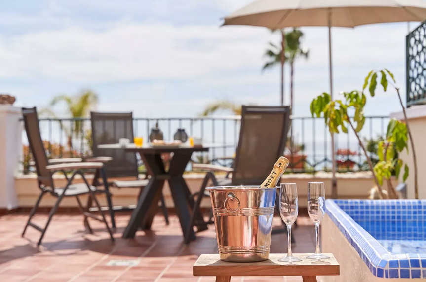 Luksus havutsikt leilighet med stor terrasse direkte på den berømte Burriana-stranden i Nerja.