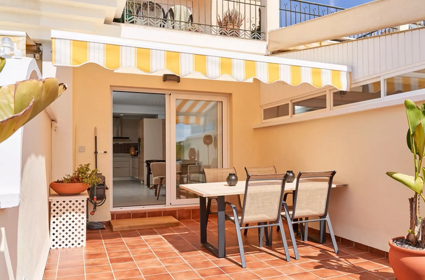 Appartement de luxe avec vue sur la mer avec grande terrasse directement sur la célèbre plage de Burriana de Nerja.