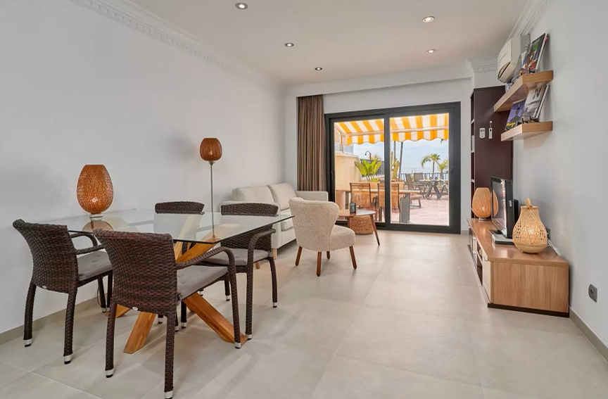 Luxuriöses Meerblick-Apartment mit großer Terrasse direkt am berühmten Burriana-Strand von Nerja.