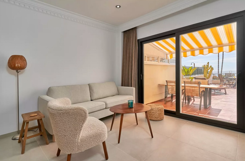 Luxuriöses Meerblick-Apartment mit großer Terrasse direkt am berühmten Burriana-Strand von Nerja.