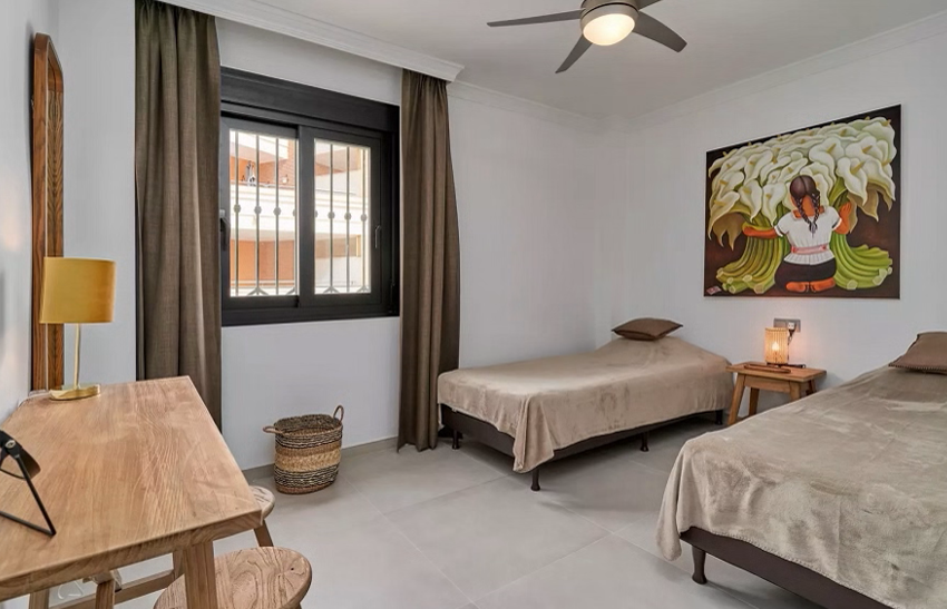 Luxuriöses Meerblick-Apartment mit großer Terrasse direkt am berühmten Burriana-Strand von Nerja.