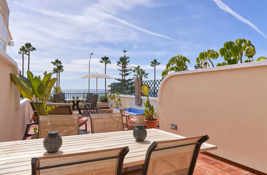 Luxe zeezicht appartement met groot terras direct aan het bekende Burriana strand van Nerja.