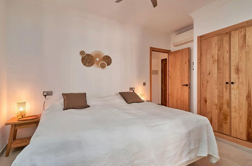 Lussuoso appartamento vista mare con ampio terrazzo direttamente sulla famosa spiaggia Burriana di Nerja.