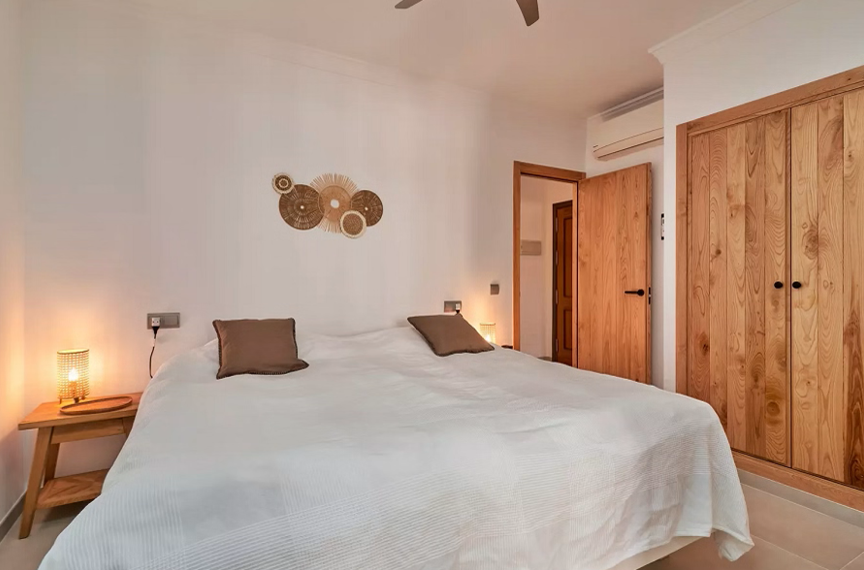 Luxe zeezicht appartement met groot terras direct aan het bekende Burriana strand van Nerja.