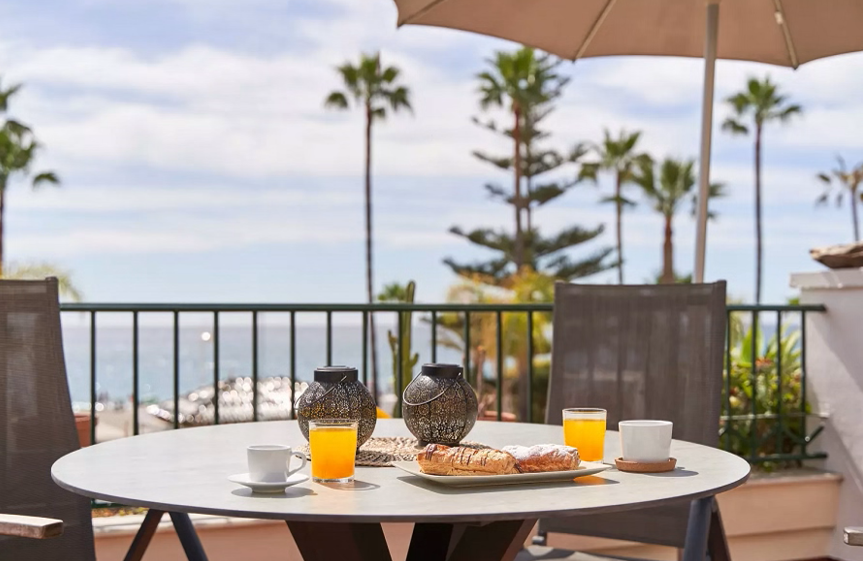 Appartement de luxe avec vue sur la mer avec grande terrasse directement sur la célèbre plage de Burriana de Nerja.