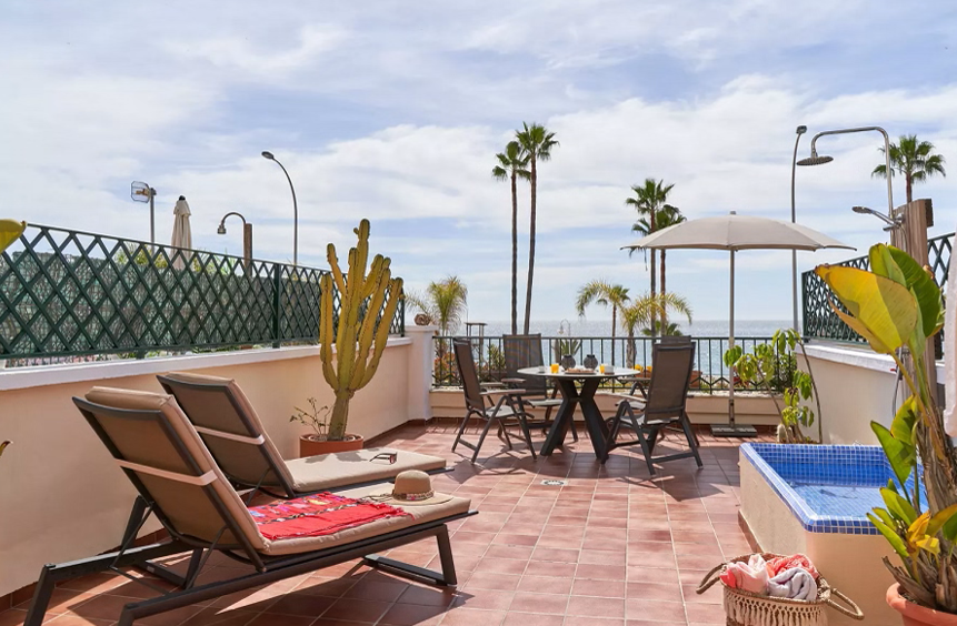 Luxury sea view apartment with large terrace directly on the famous Burriana beach of Nerja.