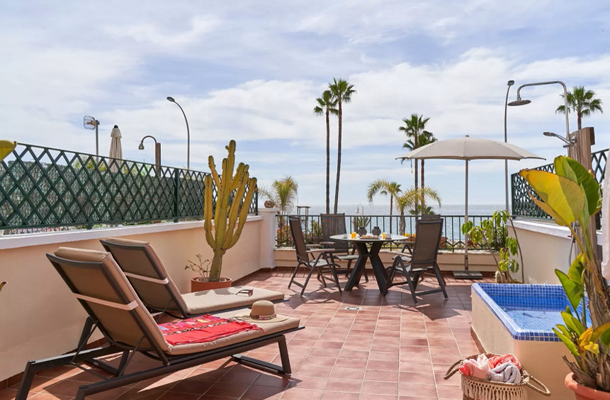 Luxe zeezicht appartement met groot terras direct aan het bekende Burriana strand van Nerja.