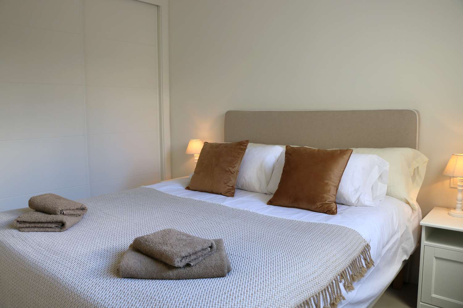 Nouvel appartement luxueusement fini dans un complexe à petite échelle pour de merveilleuses vacances à la plage à Nerja, dans le sud de l’Espagne.