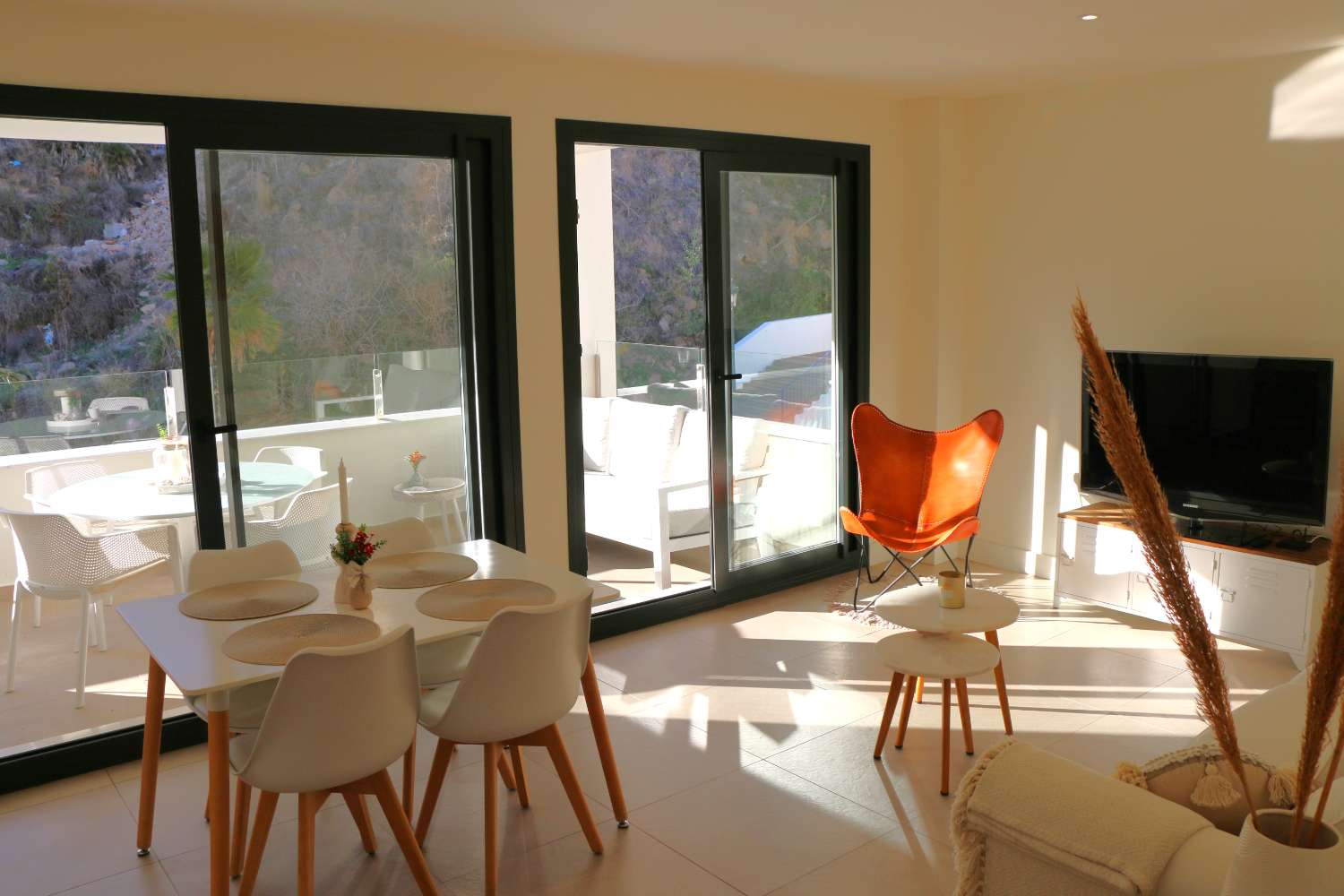 Ny luksuriøst færdig lejlighed i et lille kompleks til en vidunderlig strandferie i Nerja, Sydspanien.