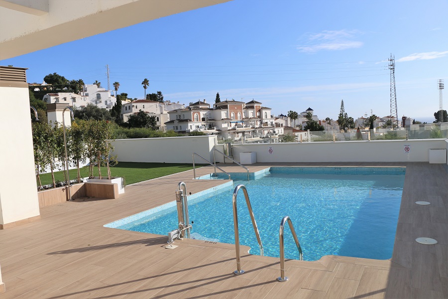 Nuovo appartamento lussuosamente rifinito in un complesso di piccole dimensioni per una meravigliosa vacanza al mare a Nerja, nel sud della Spagna.