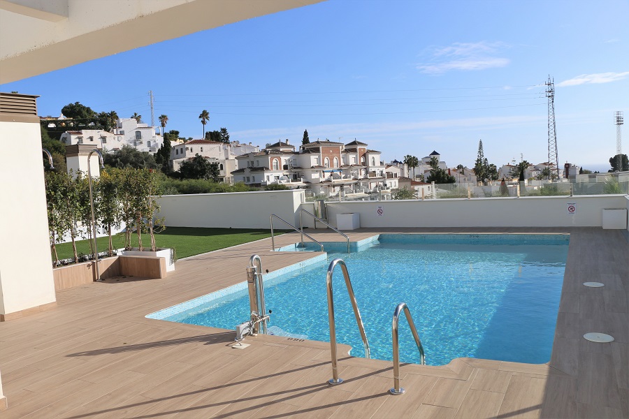 Nouvel appartement luxueusement fini dans un complexe à petite échelle pour de merveilleuses vacances à la plage à Nerja, dans le sud de l’Espagne.