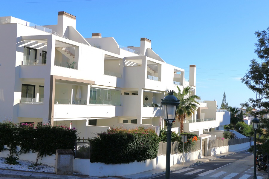 Ny luksuriøst færdig lejlighed i et lille kompleks til en vidunderlig strandferie i Nerja, Sydspanien.