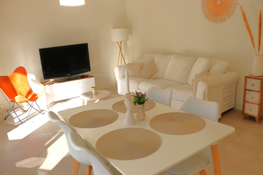 Ny luksuriøst færdig lejlighed i et lille kompleks til en vidunderlig strandferie i Nerja, Sydspanien.