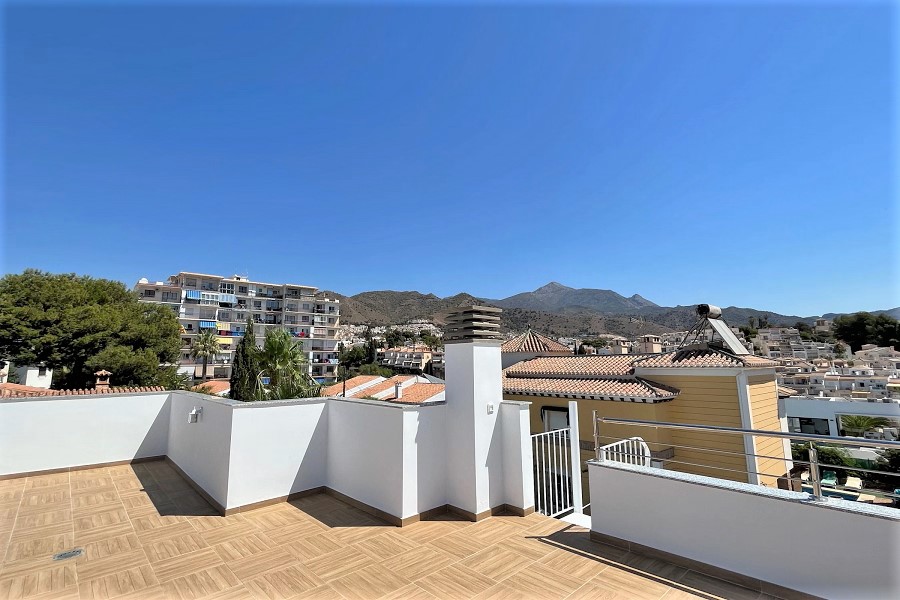 Nieuwe villa met privé zwembad, 3 slaapkamers, 2 badkamers, ideaal gelegen op korte loopafstand van strand en centrum Nerja