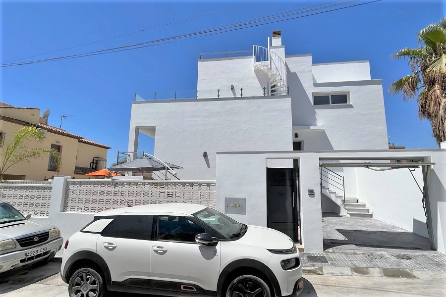 Nieuwe villa met privé zwembad, 3 slaapkamers, 2 badkamers, ideaal gelegen op korte loopafstand van strand en centrum Nerja