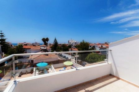 Deze villa ligt 400 meter van het strand en 300 meter van het gezellige centrum van Nerja.