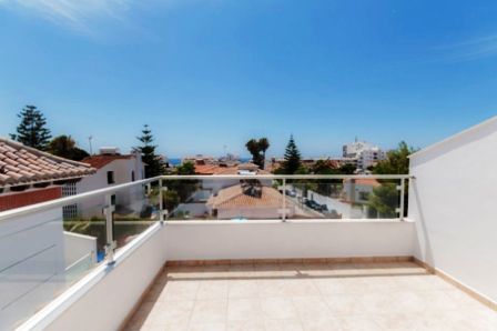 Deze villa ligt 400 meter van het strand en 300 meter van het gezellige centrum van Nerja.