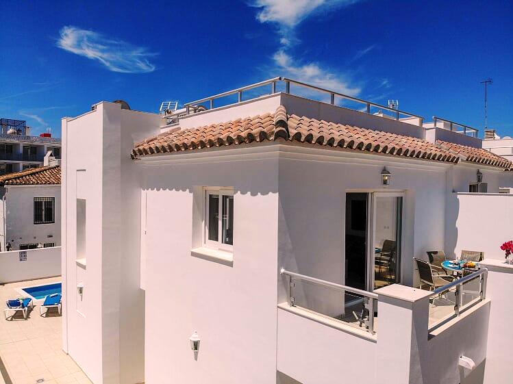 Nieuwe 3-slaapkamer villa met zwembad dichtbij strand en centrum Nerja
