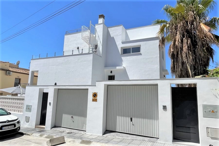 Nieuw gebouwde villa, perfect gelegen op slechts 8 minuten lopen van het strand van Burriana en het centrum van Nerja