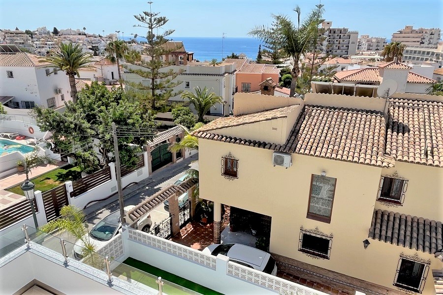 Nieuw gebouwde villa, perfect gelegen op slechts 8 minuten lopen van het strand van Burriana en het centrum van Nerja