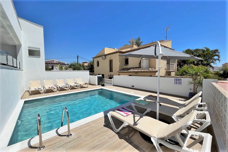 Nieuw gebouwde villa, perfect gelegen op slechts 8 minuten lopen van het strand van Burriana en het centrum van Nerja