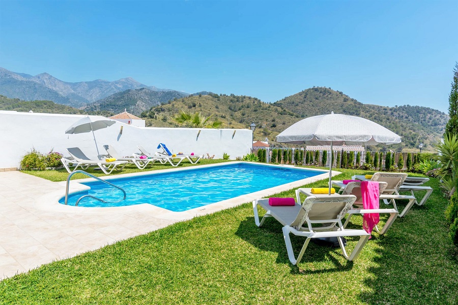 Prachtig ingericht gerenoveerd appartement met 2 slaapkamers en prachtig uitzicht over Nerja en de zee.