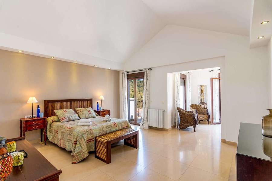 Een stijlvolle villa met 5 slaapkamers op 10 minuten lopen van het mooie witte dorpje Frigiliana.