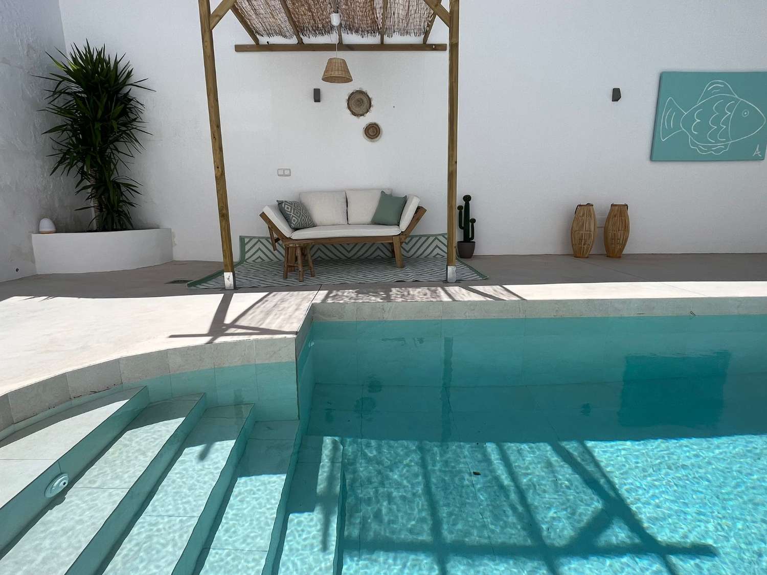Fuldt renoveret lejlighed med privat pool i Frigiliana.