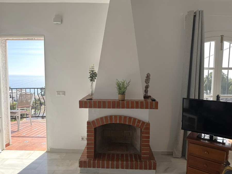 Deze vakantiewoning, geschikt voor 5 personen, is perfect gelegen op loopafstand van het Burriana strand en het centrum van Nerja en heeft mooi zeezicht