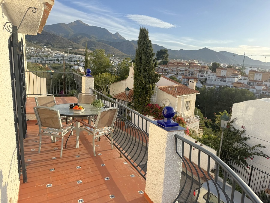 Deze vakantiewoning, geschikt voor 5 personen, is perfect gelegen op loopafstand van het Burriana strand en het centrum van Nerja en heeft mooi zeezicht