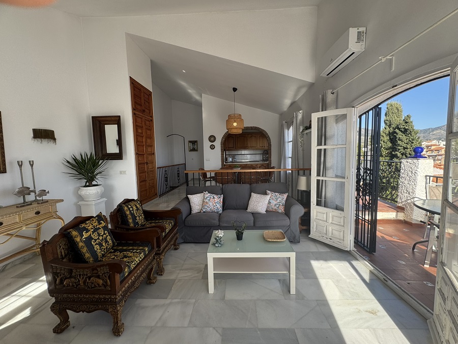 Deze vakantiewoning, geschikt voor 5 personen, is perfect gelegen op loopafstand van het Burriana strand en het centrum van Nerja en heeft mooi zeezicht