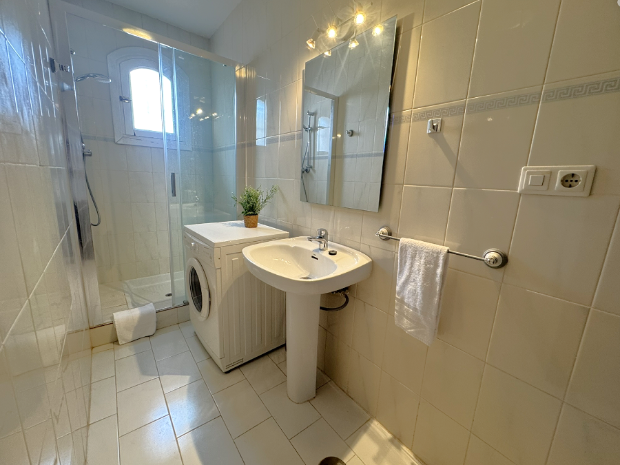 Deze vakantiewoning, geschikt voor 5 personen, is perfect gelegen op loopafstand van het Burriana strand en het centrum van Nerja en heeft mooi zeezicht