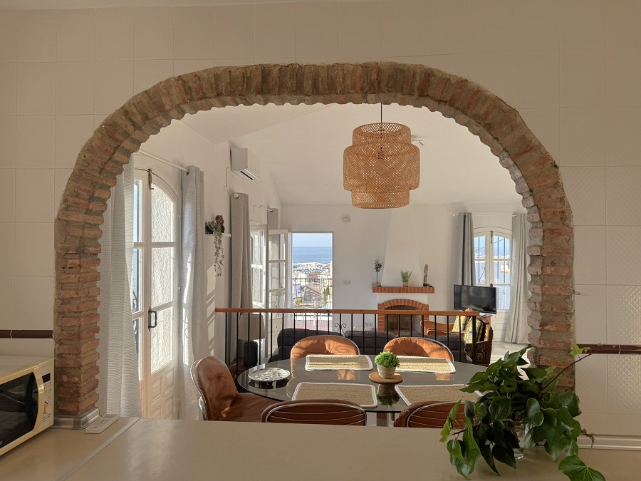 Deze vakantiewoning, geschikt voor 5 personen, is perfect gelegen op loopafstand van het Burriana strand en het centrum van Nerja en heeft mooi zeezicht
