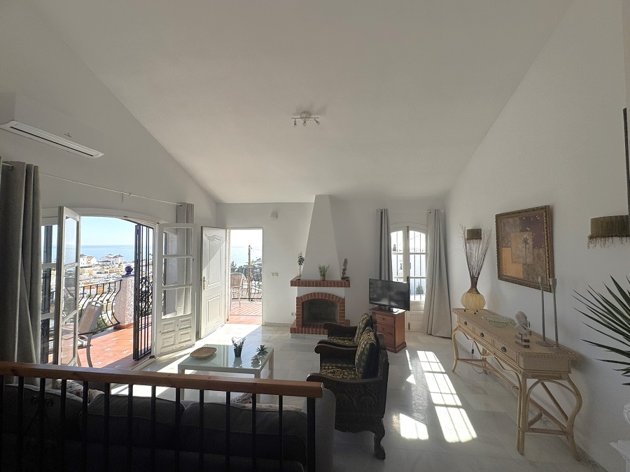 Deze vakantiewoning, geschikt voor 5 personen, is perfect gelegen op loopafstand van het Burriana strand en het centrum van Nerja en heeft mooi zeezicht