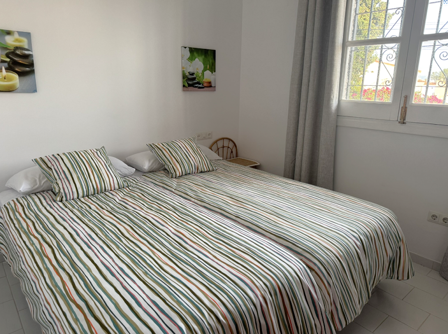 Deze vakantiewoning, geschikt voor 5 personen, is perfect gelegen op loopafstand van het Burriana strand en het centrum van Nerja en heeft mooi zeezicht