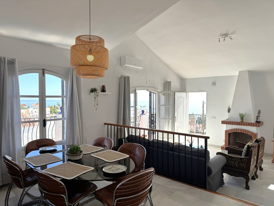 Deze vakantiewoning, geschikt voor 5 personen, is perfect gelegen op loopafstand van het Burriana strand en het centrum van Nerja en heeft mooi zeezicht