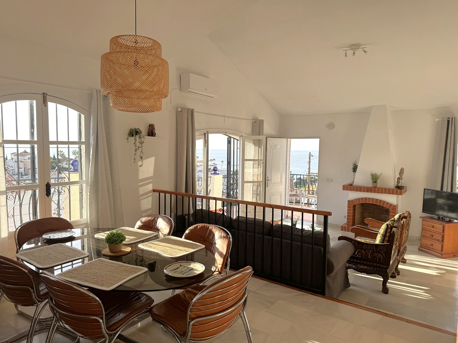 Deze vakantiewoning, geschikt voor 5 personen, is perfect gelegen op loopafstand van het Burriana strand en het centrum van Nerja en heeft mooi zeezicht